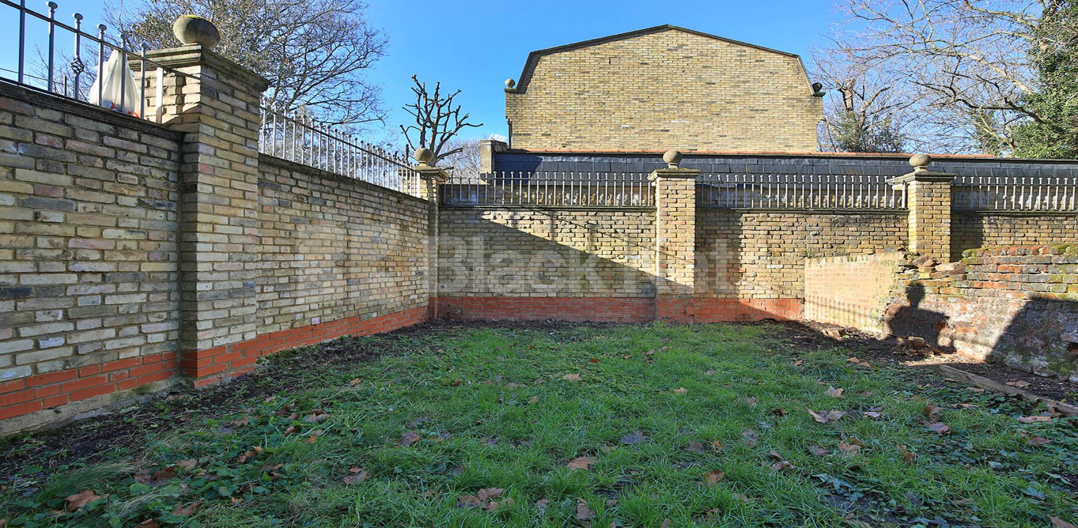 			Garden, 1 Bedroom, 1 bath, 1 reception Apartment			 Stamford Hill, Stoke Newington